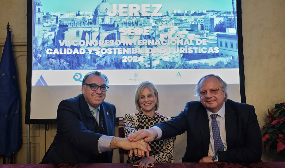 El consejero de Turismo, Arturo Bernal (a la izquierda), junto a la alcaldesa de Jerez, María José García-Pelayo, y el presidente del Instituto para la Calidad Turística Española, Miguel Mirones.